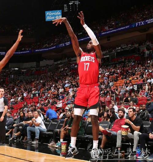 伊森持球突破 篮下腾空双手扣篮 伊森持球突破 篮下腾空双手扣篮